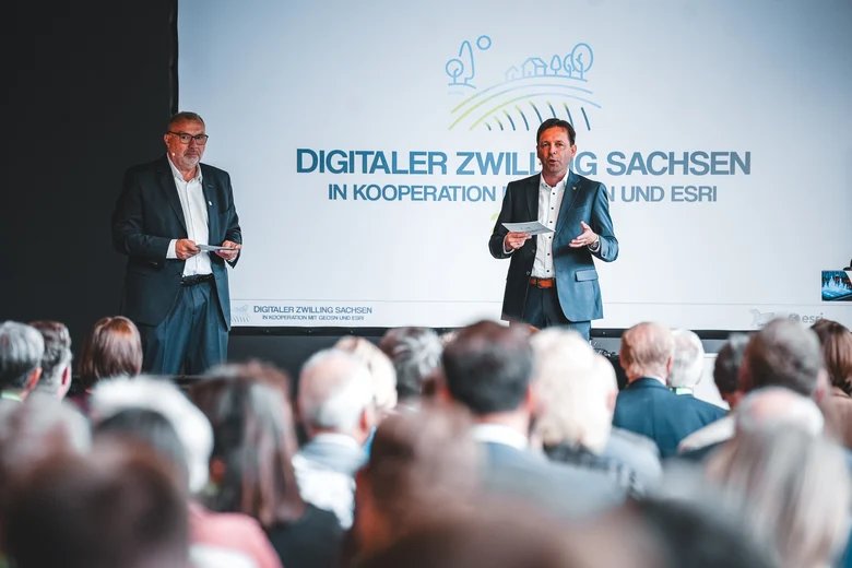 Jürgen Schomakers, CEO und Vorsitzender der Geschäftsführung der Esri Deutschland GmbH und GeoSN-Präsident Ronny Zienert begrüßen die Gäste der Veranstaltung